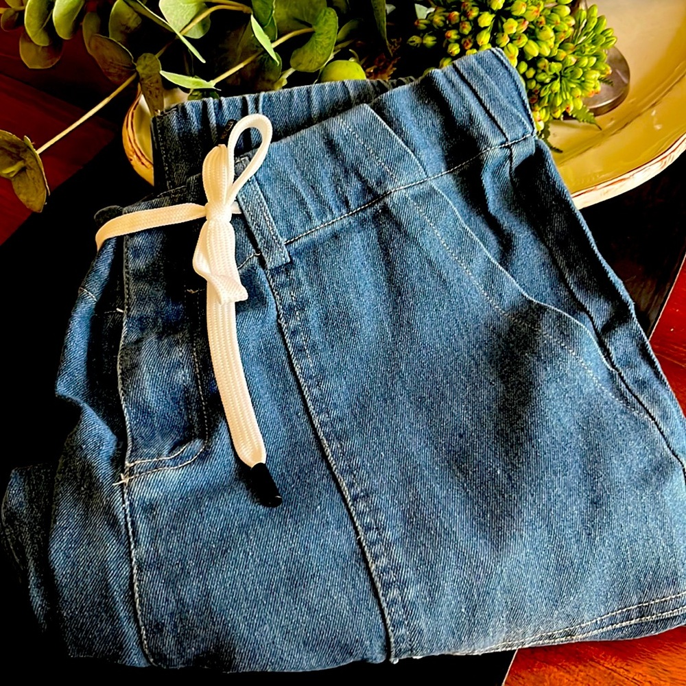 NWOT Comfy & soft Judy Blue -inspired denim jeans. Size LARGE, 10-12.